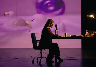 «Girls & Boys» με τη Νατάσα Εξηνταβελώνη στο Θέατρο Βασιλάκου – Μαριάννα Τόλη