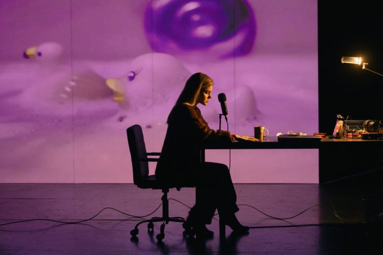 «Girls & Boys» με τη Νατάσα Εξηνταβελώνη στο Θέατρο Βασιλάκου – Μαριάννα Τόλη