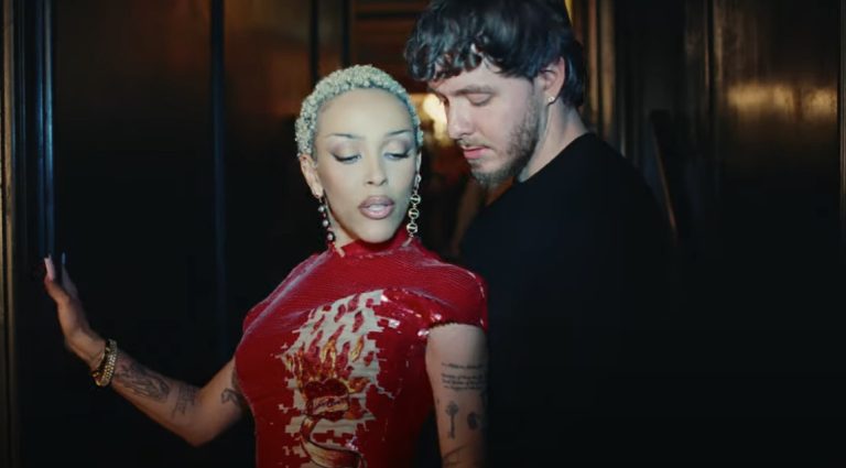 Τζακ Χάρλοου-Doja Cat: Κυκλοφόρησαν το καυτό βίντεο κλιπ του «Just Us» με τους Ματ Ντέιμον και Τζον Μάγιερ