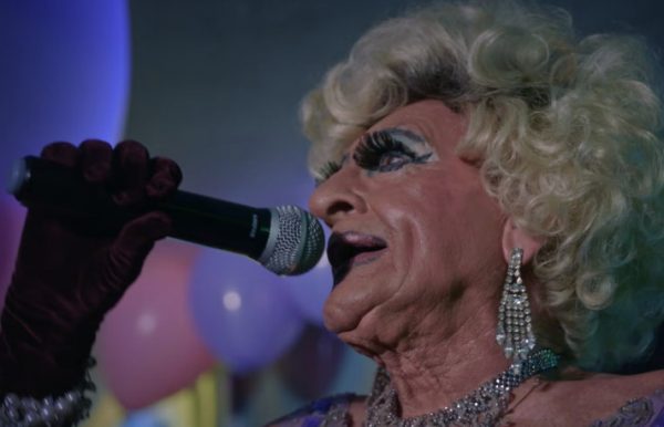 Ντέιβιντ Ρέιβεν: O θρύλος του καμπαρέ που έδινε παραστάσεις μέχρι τα 80 του χρόνια με μπαστούνι