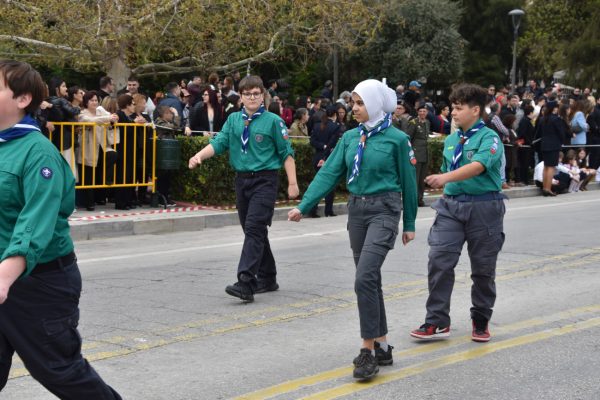 Δύο προσφυγόπουλα από την Παλαιστίνη παρέλασαν στη Μυτιλήνη