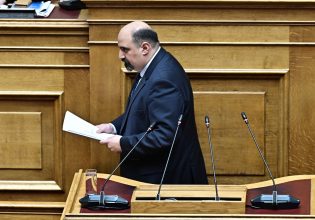 Παραιτήθηκε από το βήμα της Βουλής ο Τριαντόπουλος: «Δεν έχω τίποτα να φοβηθώ, αβάσιμη και προκλητική η πρόταση»