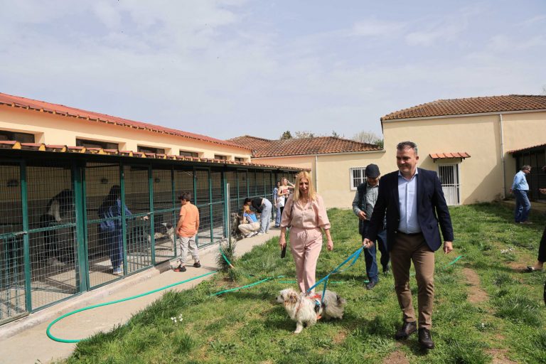 Ο Δήμαρχος στο δρόμο με ένα αδέσποτο σκυλάκι– Μια βόλτα που αξίζει