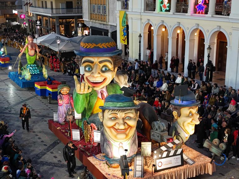 Πατρινό Καρναβάλι 2025: Βουλιάζει η πόλη από χιλιάδες καρναβαλιστές εν μέσω της μεγάλης παρέλασης