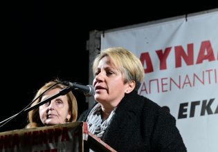 Τέμπη: Μη λησμονάτε – Συγκινητική παρέμβαση στο Σύνταγμα από μητέρες θυμάτων