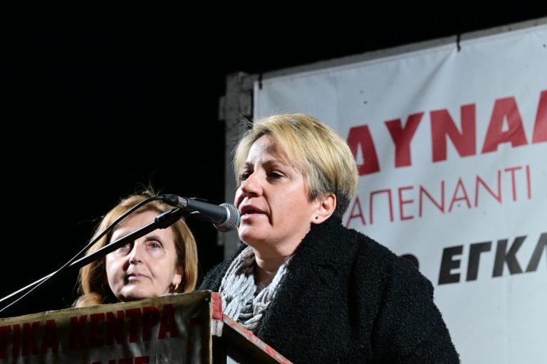 Τέμπη: Μη λησμονάτε – Συγκινητική παρέμβαση στο Σύνταγμα από μητέρες θυμάτων