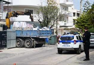 Εργατικό ατύχημα στη Βούλα: Γερανοφόρο έπεσε σε ηλεκτροφόρα καλώδια – Χωρίς τις αισθήσεις του εργαζόμενος