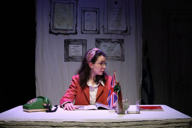 «Εκκενώστε» της Χρύσας Κολοκούρη: Παράταση παραστάσεων στο Studio Μαυρομιχάλη