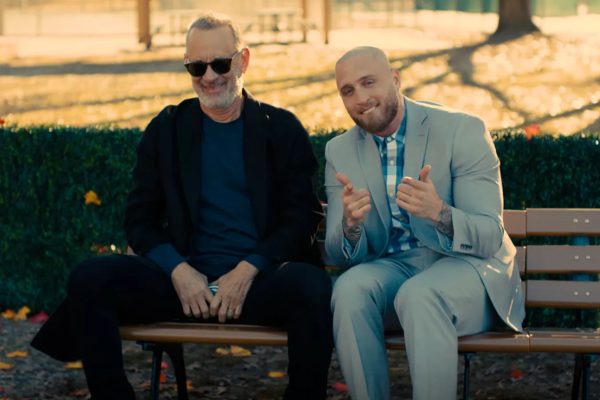 Φόρεστ Γκαμπ 2; Ο Τομ Χανκς και ο Τσετ Χανκς σε έναν απρόσμενο φόρο τιμής