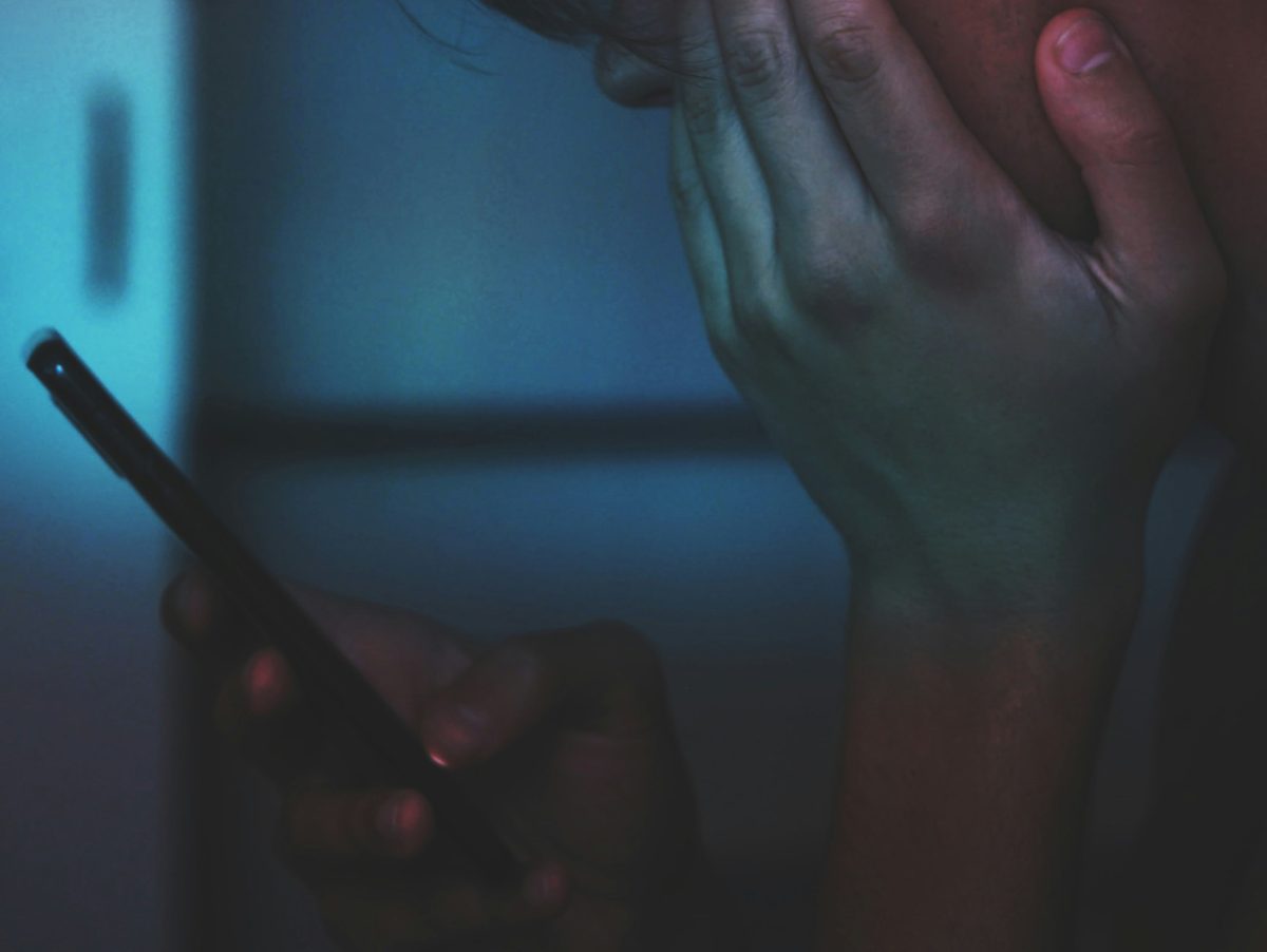 Η απαγόρευση των εφήβων από τα social media δεν είναι λύση στη βία ανηλίκων