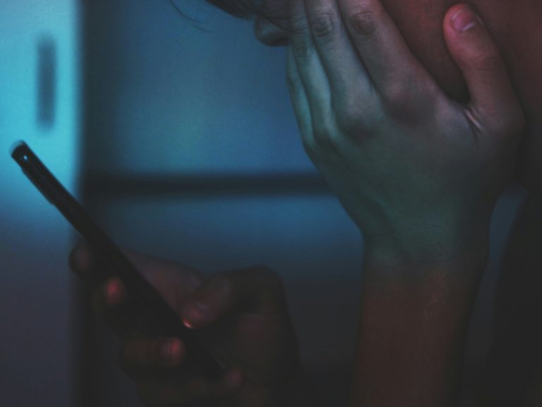 Η απαγόρευση των εφήβων από τα social media δεν είναι λύση στη βία ανηλίκων