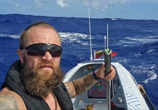 Συγκλονιστική διάσωση κωπηλάτη στον Ειρηνικό – Πάλεψε με κυκλώνα επί τρεις ημέρες