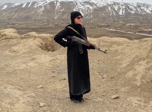 Αφγανιστάν: Σάλος με πορνοστάρ που φωτογραφήθηκε με καλάσνικοφ