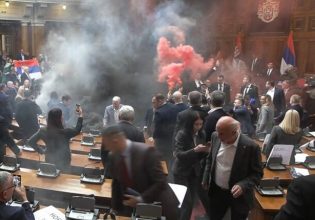 Σερβία: Χάος στο κοινοβούλιο – Βουλευτές άναψαν καπνογόνα και πέταξαν αυγά – Δύο τραυματίες