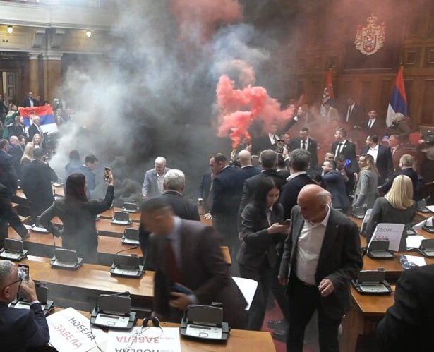 Σερβία: Χάος στο κοινοβούλιο – Βουλευτές άναψαν καπνογόνα και πέταξαν αυγά – Δύο τραυματίες