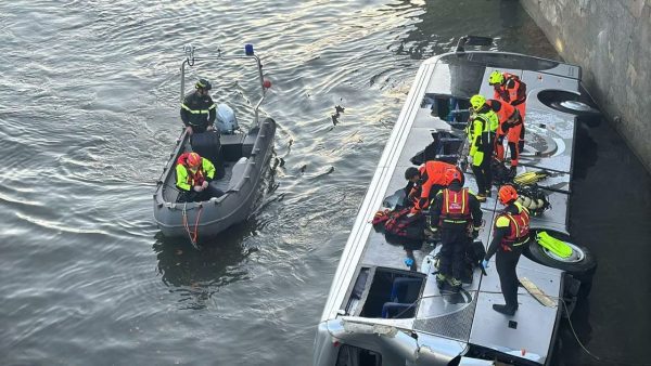 Τορίνο: Τουριστικό λεωφορείο έπεσε από γέφυρα στον ποταμό Πάδο – Πληροφορίες για έναν νεκρό