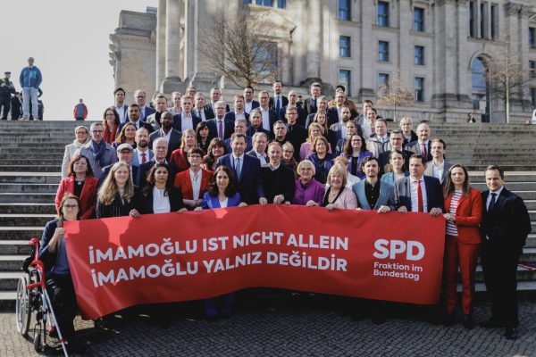 «Ο Ιμάμογλου δεν είναι μόνος»: Πανό από τους βουλευτές του SPD υπέρ του δημάρχου Κωνσταντινούπολης