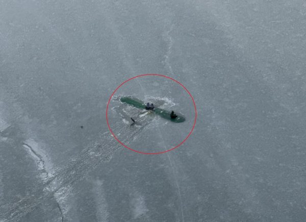 Αλάσκα: Πατέρας και κόρες επέζησαν 12 ώρες πάνω σε φτερό αεροπλάνου μετά από συντριβή σε λίμνη