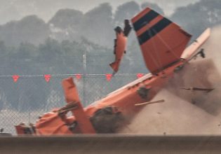 Αυστραλία: Αεροσκάφος συνετρίβη σε επίδειξη – Η σοκαριστική στιγμή της πτώσης