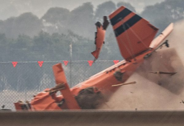 Αυστραλία: Αεροσκάφος συνετρίβη σε επίδειξη – Η σοκαριστική στιγμή της πτώσης