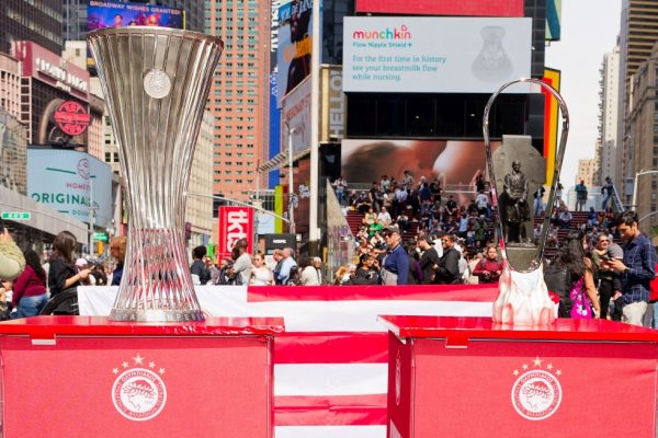 Στην Times Square τα δύο ευρωπαϊκά τρόπαια του Ολυμπιακού (vid)