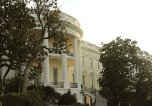 Τραμπ: Κόβει την ιστορική μανόλια του Λευκού Οίκου – Την είχε φυτεύσει ο Άντριου Τζάκσον