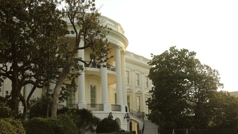 Τραμπ: Κόβει την ιστορική μανόλια του Λευκού Οίκου – Την είχε φυτεύσει ο Άντριου Τζάκσον