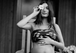 Η Χέιλι Μπίμπερ δηλώνει ότι η μητρότητα είναι το πιο cool πράγμα που έχει κάνει ποτέ