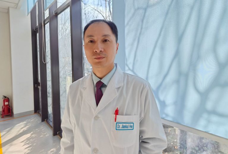 Κίνα: Έκανε πειράματα σε μωρά, αποφυλακίστηκε και διαμαρτύρεται για την ιατρική ηθική