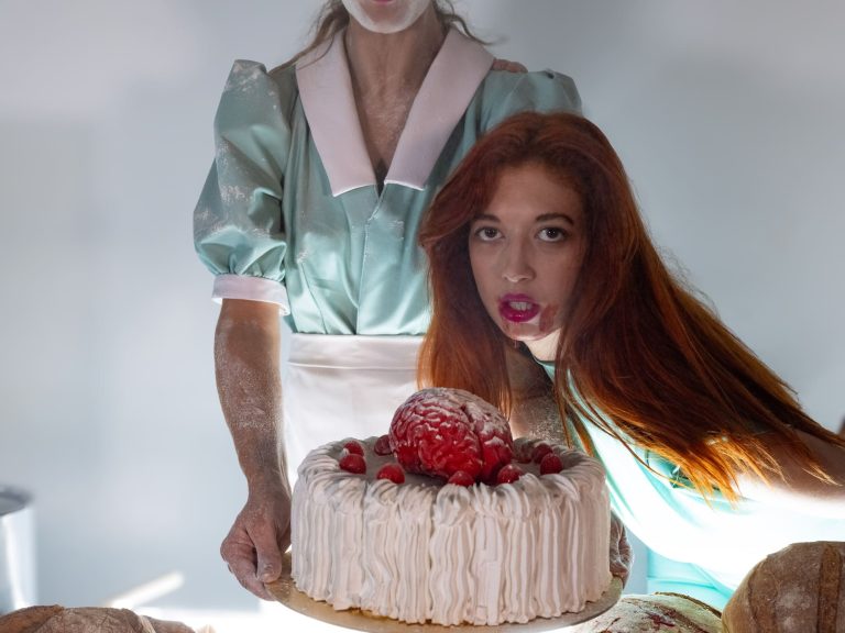 Holy Beach: Μια καμπαρέ performance της Έλλης Παπακωνσταντίνου στο θέατρο Πορεία