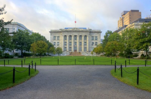 To Χάρβαρντ καταργεί τα δίδακτρα για οικογένειες με εισόδημα έως 200.000 δολαρίων