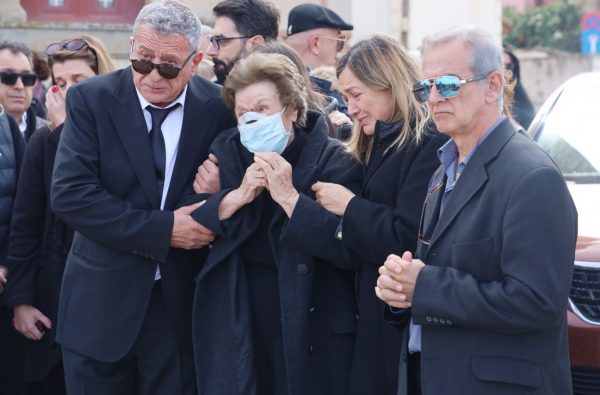 Θλίψη και δάκρυα: Συγγενείς και φίλοι είπαν το τελευταίο «αντίο» στην Καίτη Κωνσταντίνου