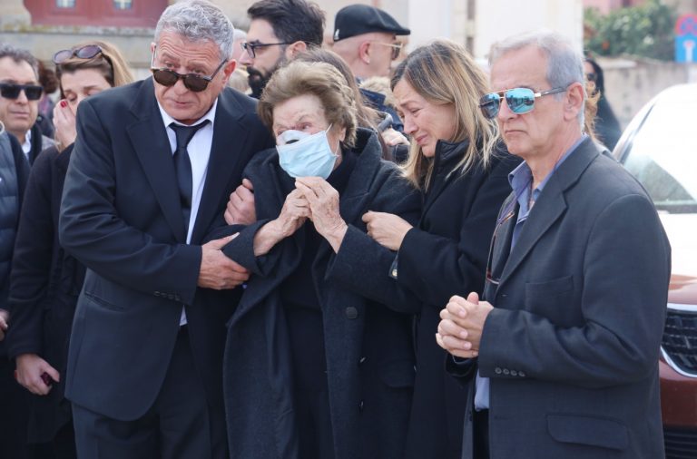 Θλίψη και δάκρυα: Συγγενείς και φίλοι είπαν το τελευταίο «αντίο» στην Καίτη Κωνσταντίνου