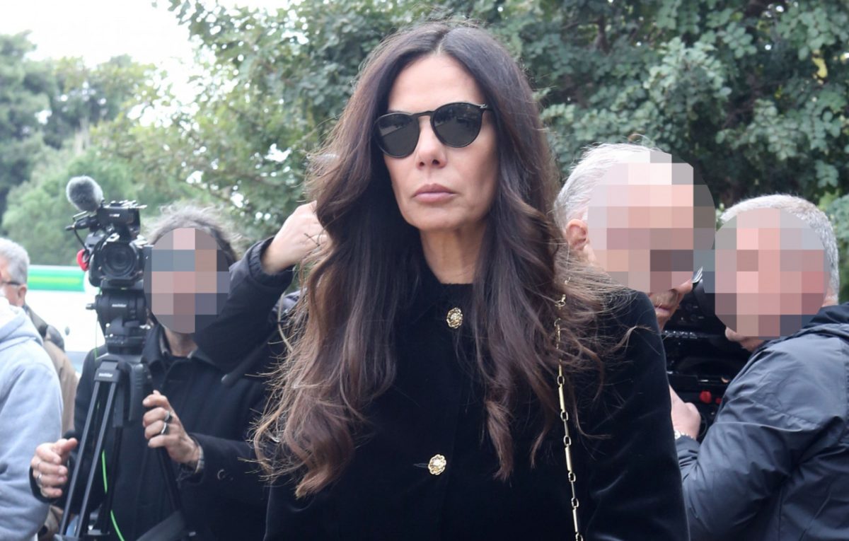 «Ήταν ο άνθρωπος που μοιράστηκα χρόνια γεμάτα όνειρα»: Λύγισε η Εύη Βατίδου στην κηδεία του Αλέξη Κούγια