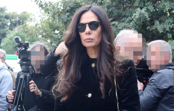 «Ήταν ο άνθρωπος που μοιράστηκα χρόνια γεμάτα όνειρα»: Λύγισε η Εύη Βατίδου στην κηδεία του Αλέξη Κούγια