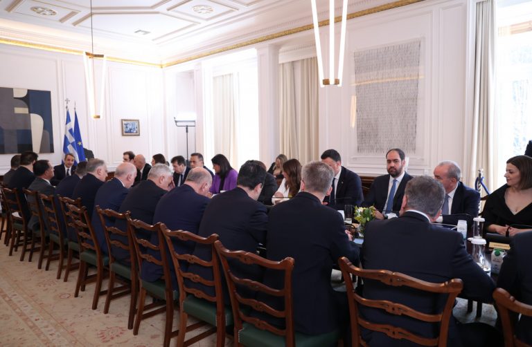 Μαξίμου: Δοκιμασίες σε ορίζοντα 25 μηνών