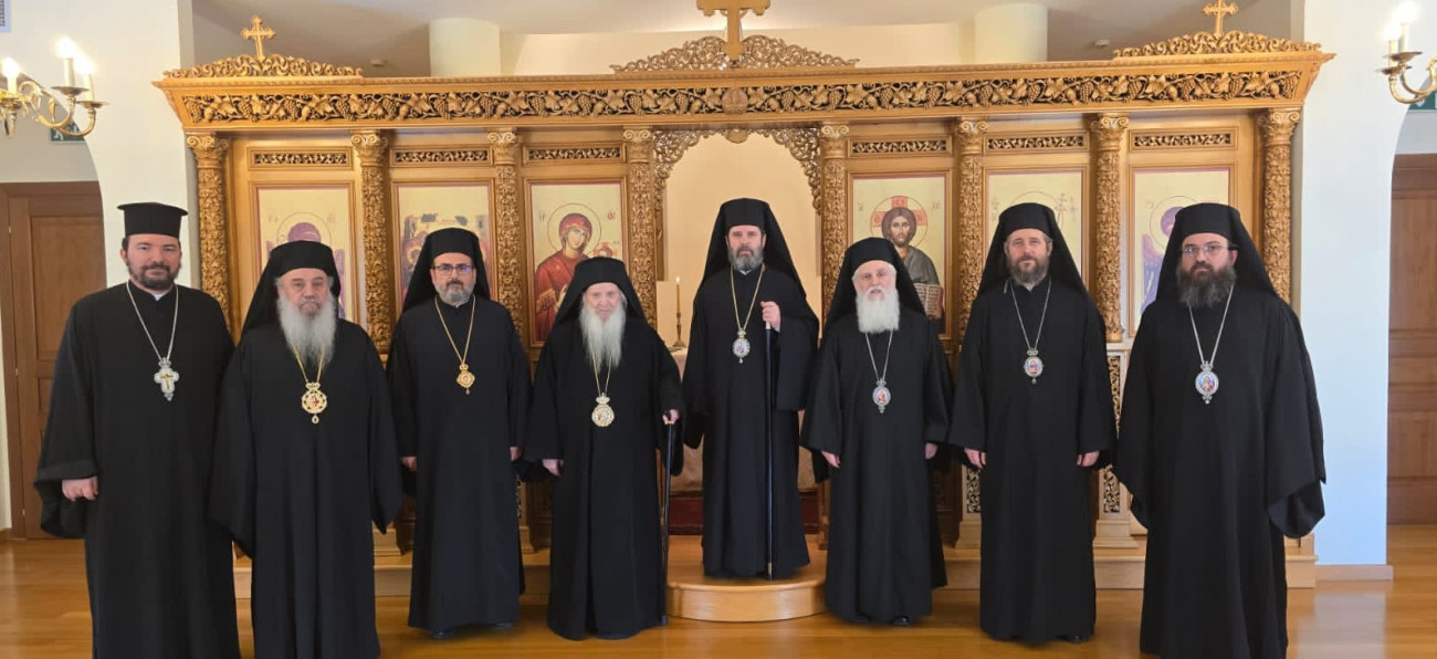 Εικόνα που δείχνει τον νέο Αρχιεπίσκοπο Αλβανίας στην Ιερά Σύνοδο ανάμεσα σε άλλους ιερείς