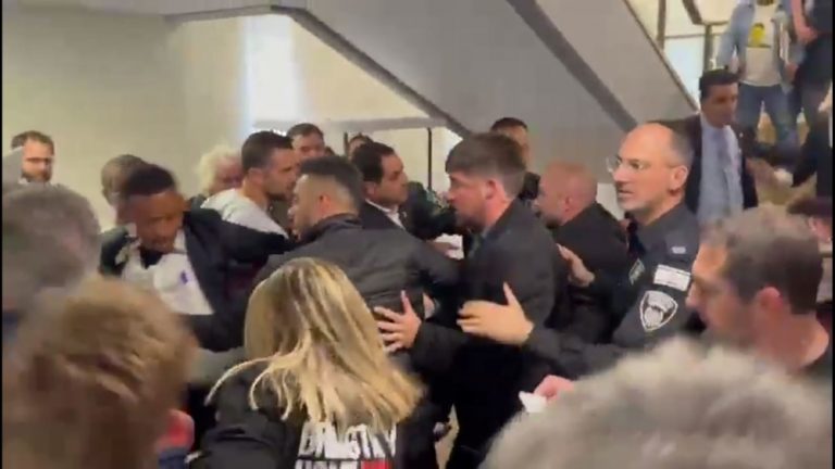 Ισραήλ: Ξύλο στους συγγενείς των ομήρων που ήθελαν να παρακολουθήσουν ομιλίες στη Βουλή [βίντεο]