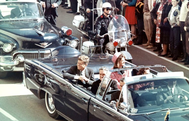 Φαντάσματα του Ψυχρού Πολέμου – Τι (δεν) μάθαμε από τα αποχαρακτηρισμένα έγγραφα για τη δολοφονία Κένεντι