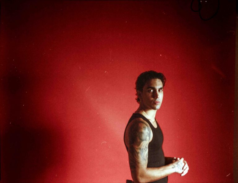 KIRA: Ο μυστηριώδης καλλιτέχνης κυκλοφορεί το νέο του ατμοσφαιρικό single