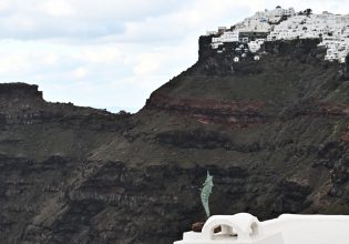 Σαντορίνη: «Στην Ελλάδα του πάμε και όπου βγει» – Αντίδραση Τσελέντη για την επαναλειτουργία των σχολείων