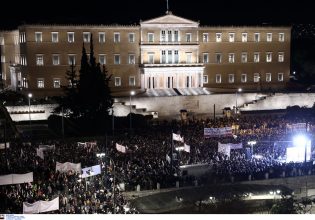 Η πρόταση δυσπιστίας απορρίφθηκε εντός Βουλής εγκρίθηκε εκτός στους δρόμους – Damage control με ανασχηματισμό
