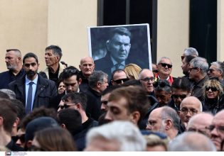 Συγγενείς και φίλοι αποχαιρέτησαν τον Αλέξη Κούγια – Συγκλονίζουν οι επικήδειοι των παιδιών του