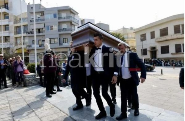 Μανώλης Λιδάκης: Αυτή την ώρα η κηδεία του τραγουδιστή στο Ηράκλειο Κρήτης