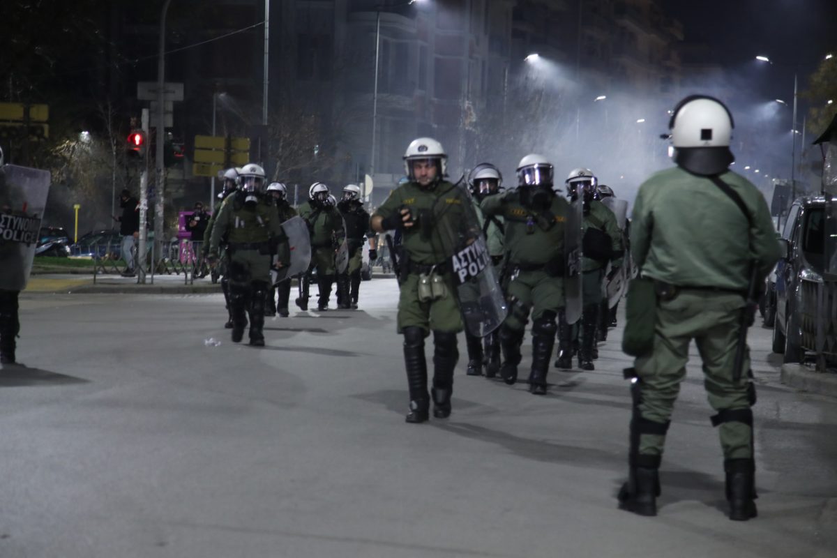 Xημικά και κρότου-λάμψης στη Θεσσαλονίκη μετά την πορεία για τα Τέμπη [video]