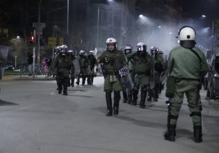 Xημικά και κρότου-λάμψης στη Θεσσαλονίκη μετά την πορεία για τα Τέμπη [video]