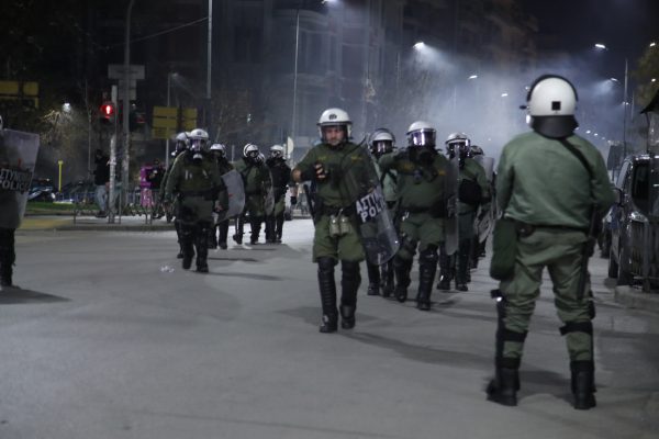 Xημικά και κρότου-λάμψης στη Θεσσαλονίκη μετά την πορεία για τα Τέμπη [video]