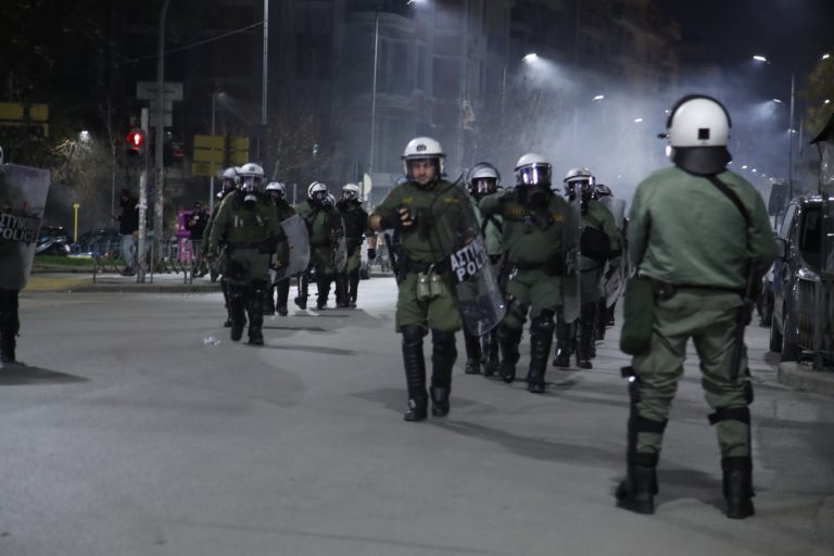 Xημικά και κρότου-λάμψης στη Θεσσαλονίκη μετά την πορεία για τα Τέμπη [video]