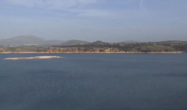 Προβληματισμός για την παρατεταμένη λειψυδρία – Βραχονησίδα εμφανίστηκε στη λίμνη του Μαραθώνα