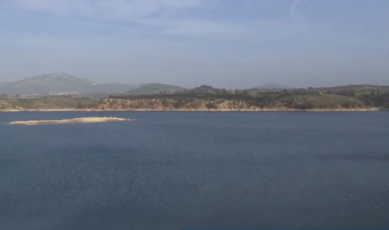Προβληματισμός για την παρατεταμένη λειψυδρία – Βραχονησίδα εμφανίστηκε στη λίμνη του Μαραθώνα